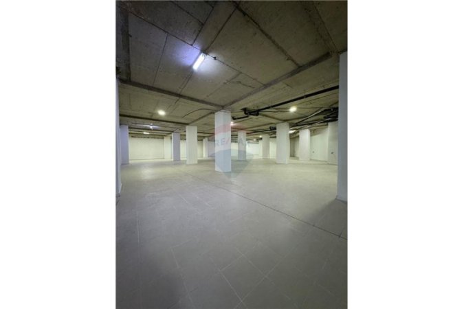 Tirane, jepet me qera ambjent biznesi , Kati -1, 620 m² 15,000 € (JEPET ME QIRA AMBJENT TREGTAR TE 9-KATESHET!)