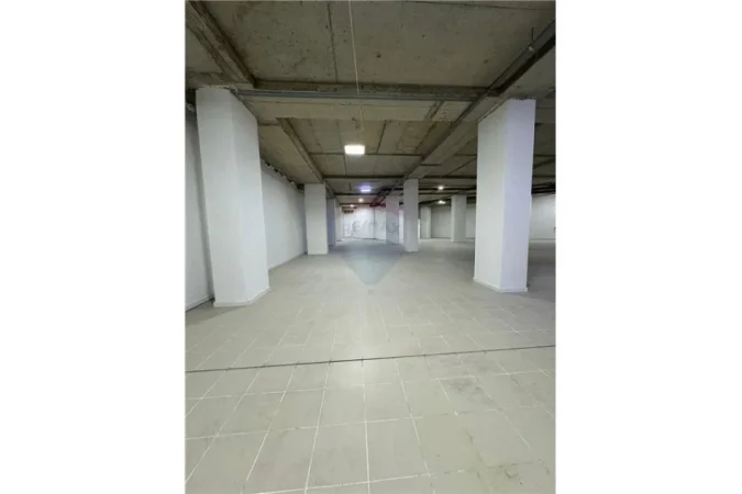 Tirane, jepet me qera ambjent biznesi , Kati -1, 620 m² 15,000 € (JEPET ME QIRA AMBJENT TREGTAR TE 9-KATESHET!)