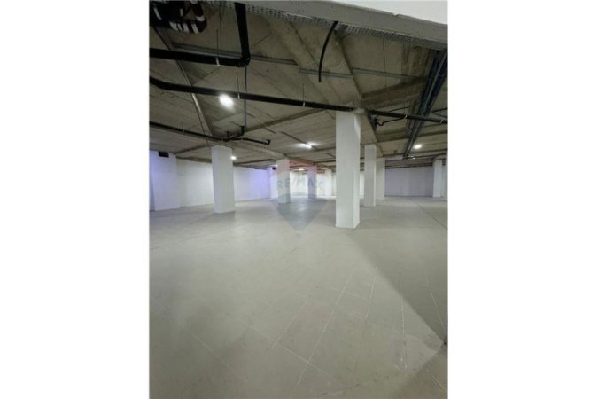 Tirane, jepet me qera ambjent biznesi , Kati -1, 620 m² 15,000 € (JEPET ME QIRA AMBJENT TREGTAR TE 9-KATESHET!)