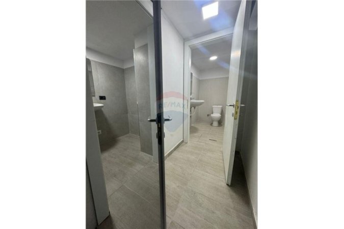 Tirane, jepet me qera ambjent biznesi , Kati -1, 620 m² 15,000 € (JEPET ME QIRA AMBJENT TREGTAR TE 9-KATESHET!)