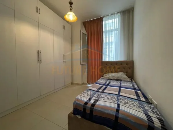 Tirane, jepet me qera apartament 2+1+Ballkon, Kati 4, 115 m² 750 € (Komuna e parisit)