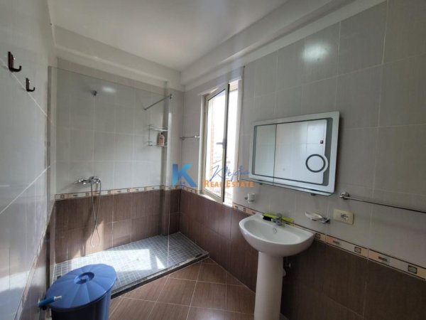 Tirane, shitet apartament 2+1+Ballkon, Kati 4, 96 m² 205,000 € (Liqeni i Thate, prane rruges Peti)