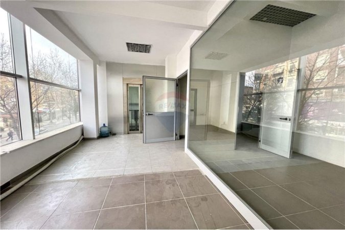 Tirane, jepet me qera ambjent biznesi , Kati 1, 700 m² 7,000 € (Zyra per qira, te ndara ne disa ambiente, prane Unazes se Vogel!)