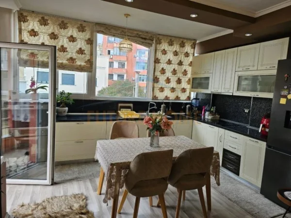 Tirane, shitet apartament 3+1+Ballkon, Kati 1, 110 m² 197,000 € (Petro nini luarasi)