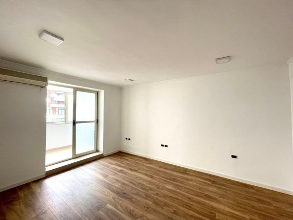 Tirane, jepet me qera apartament 1+1, , 80 m² 700 € (Rruga e Kavajes)