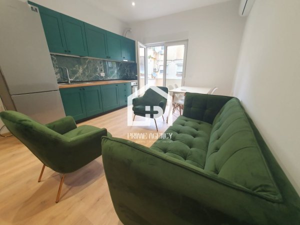 Tirane, shitet apartament 4+1+Ballkon, Kati 3, 115 m² 