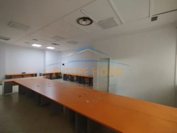 Tirane, jepet me qera ambjent biznesi , Kati 2, 165 m² 2,000 € (Ruga e Kavajes)