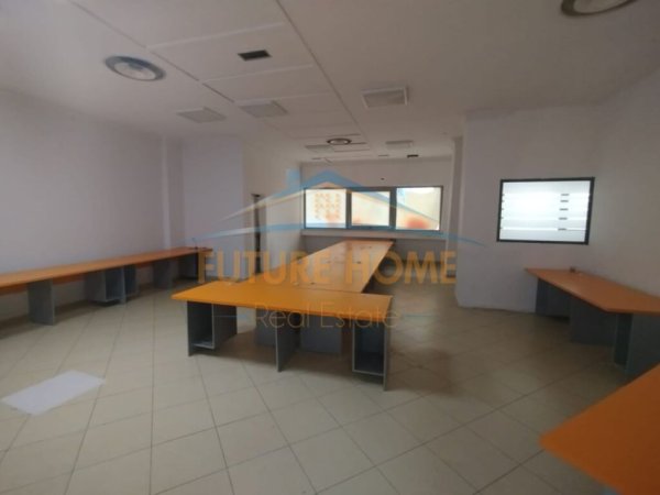 Tirane, jepet me qera ambjent biznesi , Kati 2, 165 m² 2,000 € (Ruga e Kavajes)