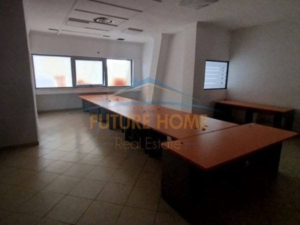 Tirane, jepet me qera ambjent biznesi , Kati 2, 165 m² 2,000 € (Ruga e Kavajes)