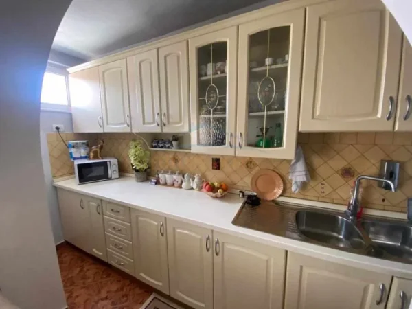 Tirane, shitet apartament 2+1+Ballkon, Kati 4, 80 m² 105,000 € (Ali demi)