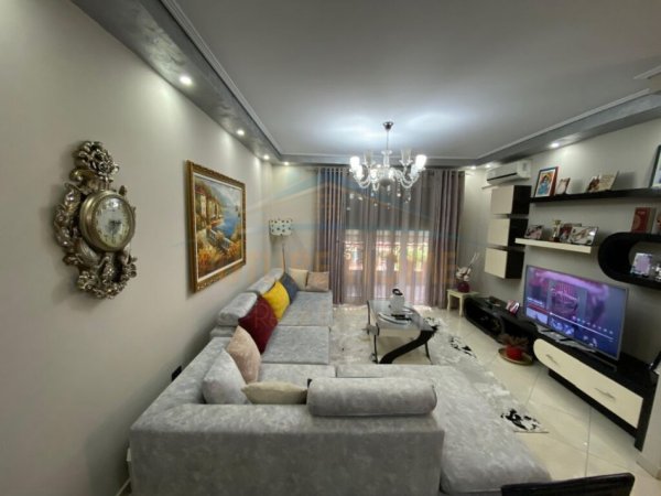 Tirane, shitet apartament 2+1, Kati 2, 115 m² 175,000 € (Xhamllik)