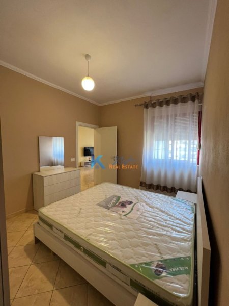 Tirane, jepet me qera apartament 1+1, Kati 4, 60 m² 330 € (Pallatet e Verdha, Kthesa e Kamzes)