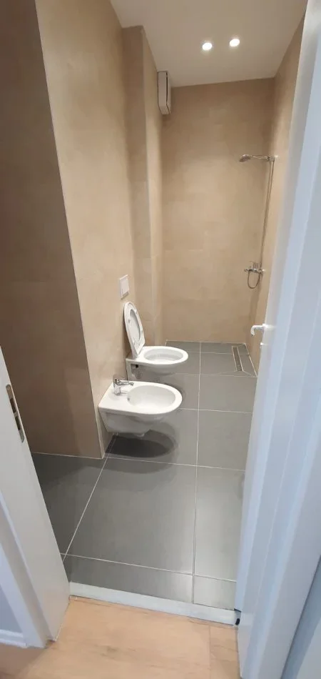 Tirane, jepet me qera zyre , Kati 10, 118 m² 800 € (Tirana Garden Building, Rr e kavajes)