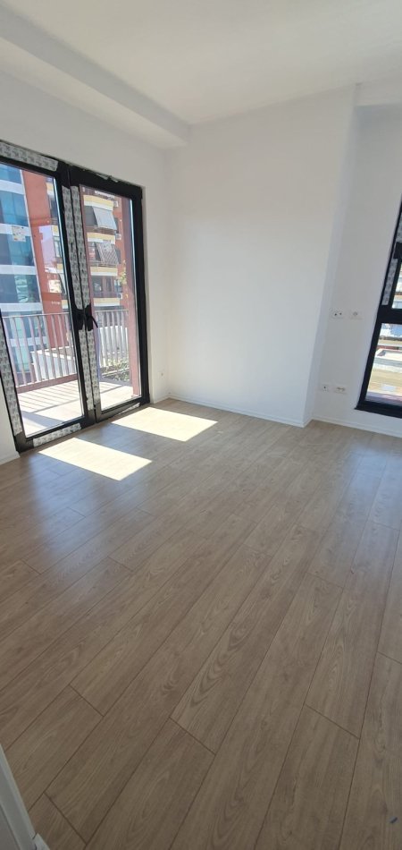 Tirane, jepet me qera zyre , Kati 10, 118 m² 800 € (Tirana Garden Building, Rr e kavajes)