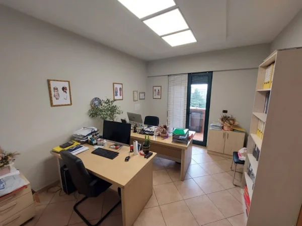 Tirane, jap me qera apartament 3+1+Ballkon, Kati 6, 150 m² 1,500 € (Ismail Qemali)