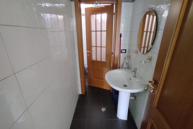 Tirane, jepet me qera zyre , Kati 3, 100 m² 800 € (rruga e elbasanit)