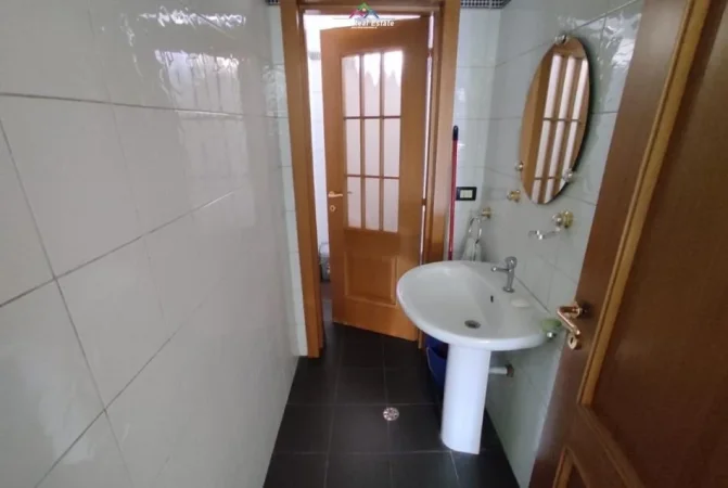 Tirane, jepet me qera zyre , Kati 3, 100 m² 800 € (rruga e elbasanit)