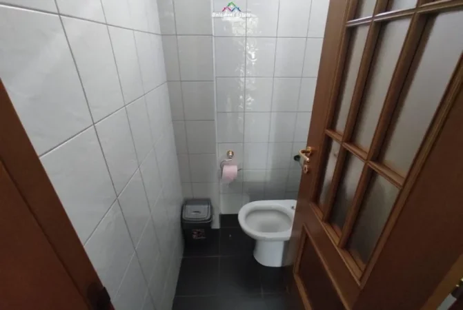 Tirane, jepet me qera zyre , Kati 3, 100 m² 800 € (rruga e elbasanit)