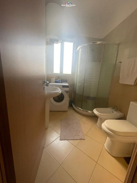 Tirane, jepet me qera apartament 1+1+Ballkon, Kati 3, 65 m² 350 € (fresku)
