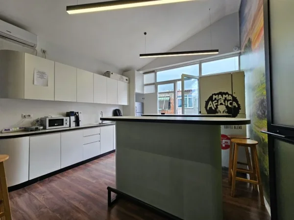 Tirane, shitet ambjent biznesi , Kati 4, 226 m² 470,000 € (Petro Nini)