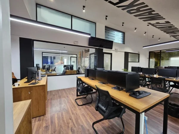 Tirane, shitet ambjent biznesi , Kati 4, 226 m² 470,000 € (Petro Nini)