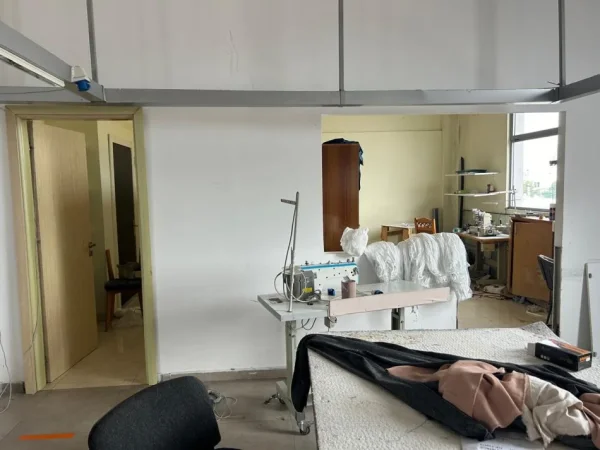 Tirane, jepet me qera magazine , Kati 2, 440 m² 1,100 € (SAUK I RI)