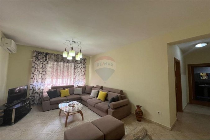 Tirane, jepet me qera apartament 2+1, Kati 4, 100 m² 650 € (Rruga Frang Bardhi - Kristal Center)