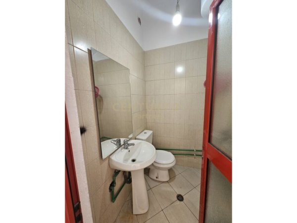 Tirane, jepet me qera ambjent biznesi , , 55 m² 450 € (Kompleksi delijorgji)