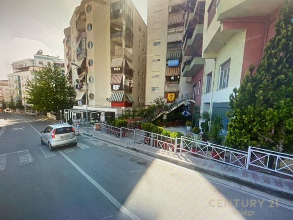 Tirane, jepet me qera ambjent biznesi , , 406 m² 1,200 € (Rruga e teleferikut Fresk)