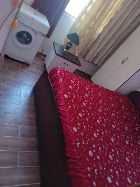 Tirane, jepet me qera apartament 1+1, Kati 5, 53 m² (Perball Viles L, Astir)