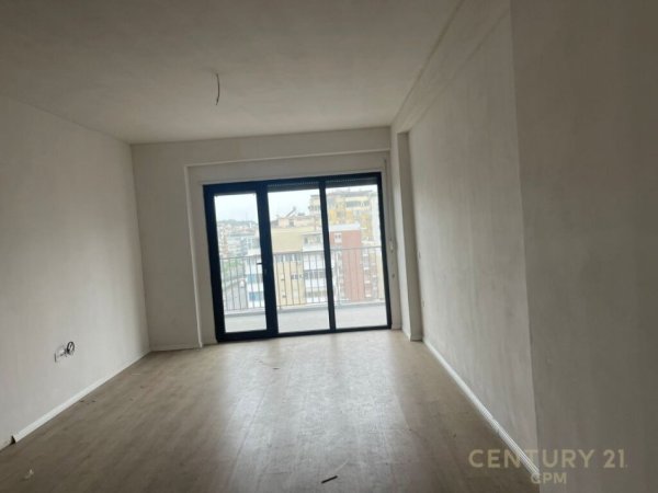 Tirane, jepet me qera zyre , Kati 12, 78 m² 600 € (Pallati Olimpik Komuna Parisit)