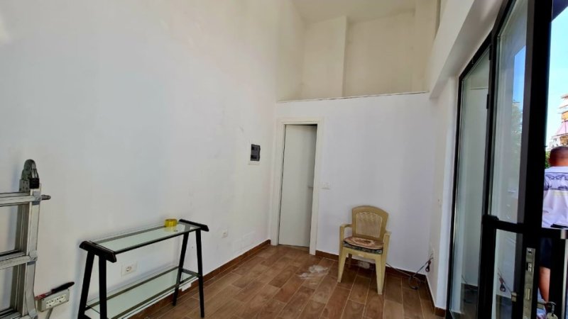 Tirane, jepet me qera dyqan , Kati 1, 15 m² 300 € 