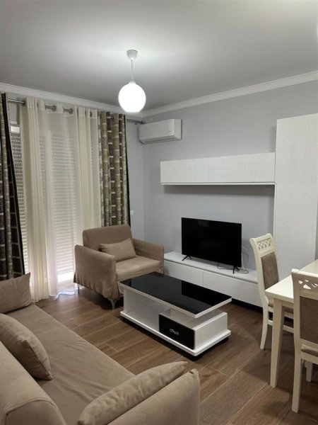 Tirane, jepet me qera apartament 1+1+Ballkon, Kati 4, 70 m² 400 € te Vilat Gjermane