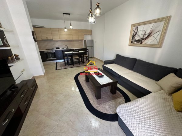 Vlore, jepet me qera apartament 1+1+Ballkon, Kati 5, 75 m² 400 € (Lungomare,Vlore)