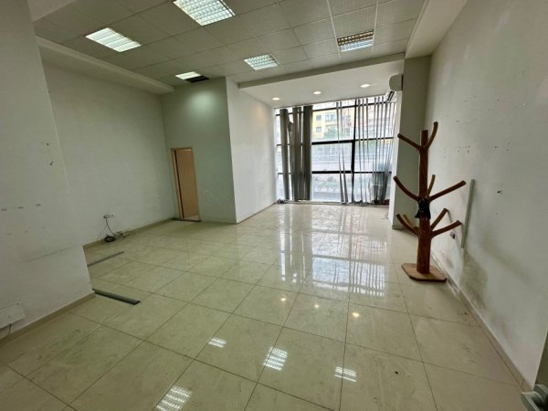 Tirane, jepet me qera zyre , Kati 1, 100 m² 900 € (Komuna e Parisit)