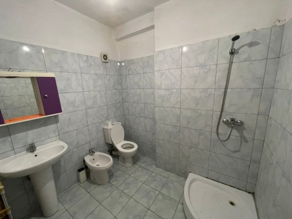 Tirane, jepet me qera apartament 2+1+Ballkon, Kati 3, 85 m² 360 € (Astir prane bohem bar , Rruga Teodor Keko)