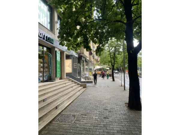 Tirane, jepet me qera ambjent biznesi , , 130 m² 2,600 € (ish blloku)