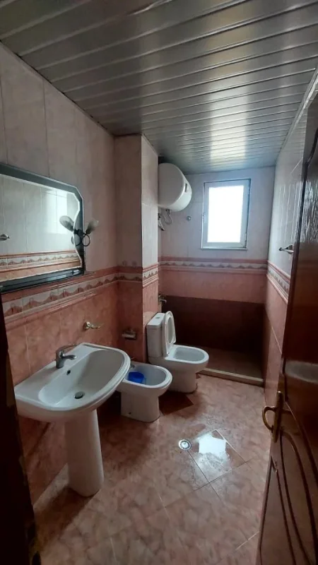 Tirane, jepet me qera apartament 2+1+Ballkon, Kati 5, 80 m² 500 € (rruga Myslym Shyri)