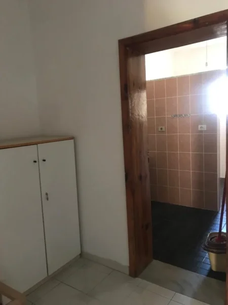 Tirane, jepet me qera apartament 1+1, Kati 1, 84 m² 330 € (Rruga Ali Pash Tepelena)