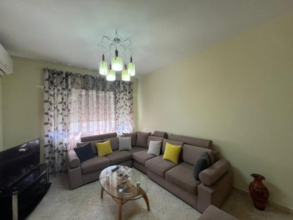 Tirane, jepet me qera apartament 2+1+Ballkon, Kati 6, 100 m² 650 € (rruga Komuna Parisit)