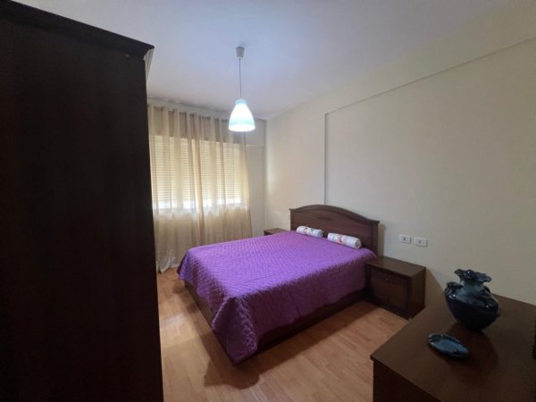 Tirane, jepet me qera apartament 2+1+Ballkon, Kati 6, 100 m² 650 € (rruga Komuna Parisit)