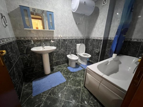 Tirane, jepet me qera apartament 2+1+Ballkon, Kati 6, 100 m² 650 € (rruga Komuna Parisit)