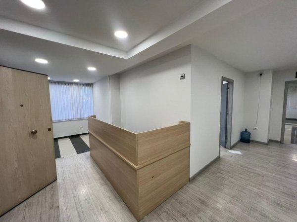 Tirane, jepet me qera ambjent biznesi , Kati 7, 270 m² 2,200 € (Sheshi Zogu i Zi Tirane)