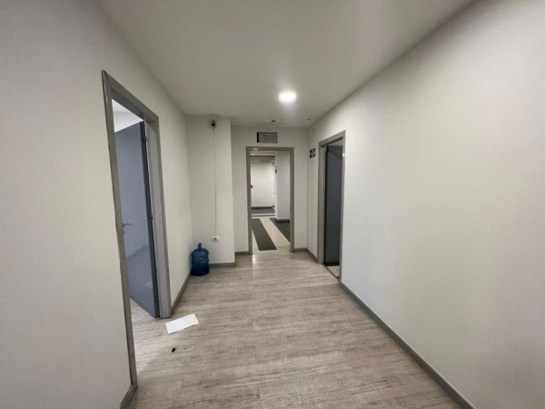 Tirane, jepet me qera ambjent biznesi , Kati 7, 270 m² 2,200 € (Sheshi Zogu i Zi Tirane)