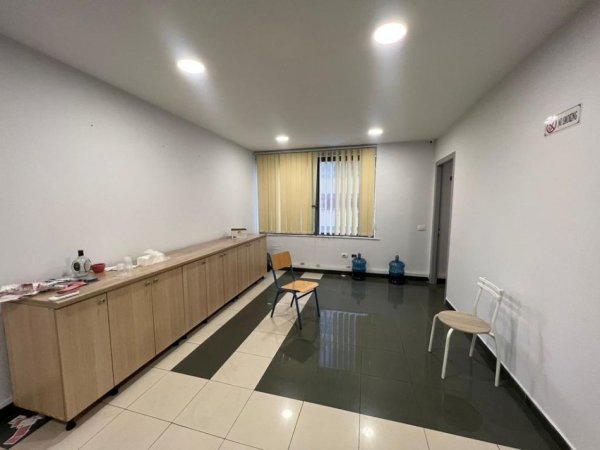 Tirane, jepet me qera ambjent biznesi , Kati 7, 270 m² 2,200 € (Sheshi Zogu i Zi Tirane)