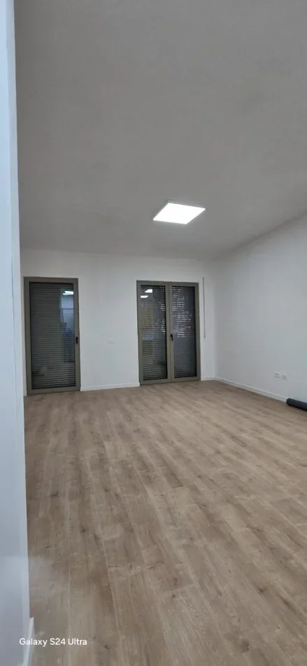 Tirane, jepet me qera apartament 2+1+Aneks+Ballkon, Kati 3, 130 m² 700 € ( Kompleksi Delijorgji)