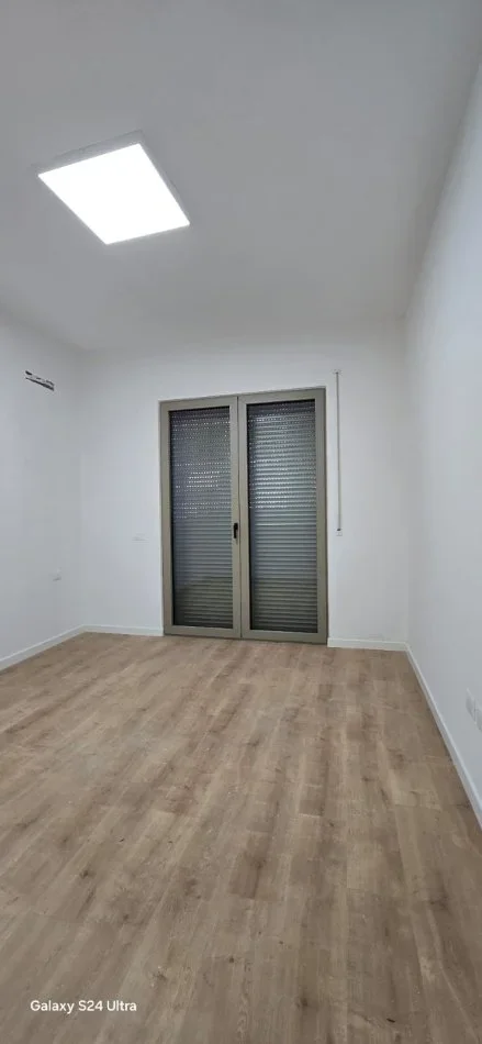 Tirane, jepet me qera apartament 2+1+Aneks+Ballkon, Kati 3, 130 m² 700 € ( Kompleksi Delijorgji)