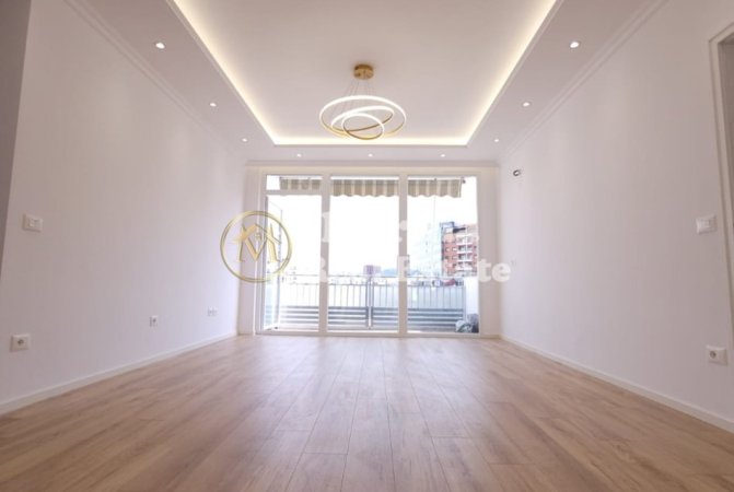 Tirane, shitet apartament 2+1+Ballkon, Kati 7, 95 m² 210,000 € (Zogu zi)