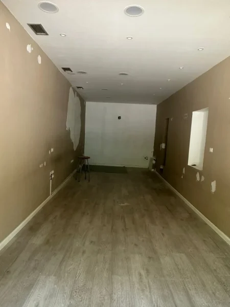 Tirane, jepet me qera dyqan , , 52 m² 1,000 € (rruga bardhyl)