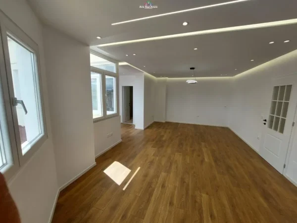 Tirane, shes apartament 2+1, Kati 10, 100 m² 215,000 € (RRUGA E BARRIKADAVE)